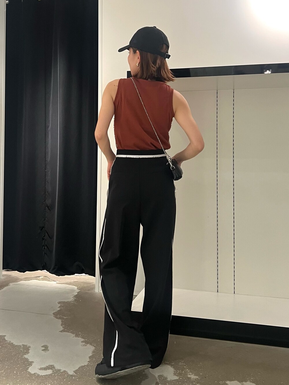 ブラック系のサンダル、ブラック系のその他パンツ、ブラック系のショルダーバッグを着用したレディースの夏コーディネートの3枚目の写真