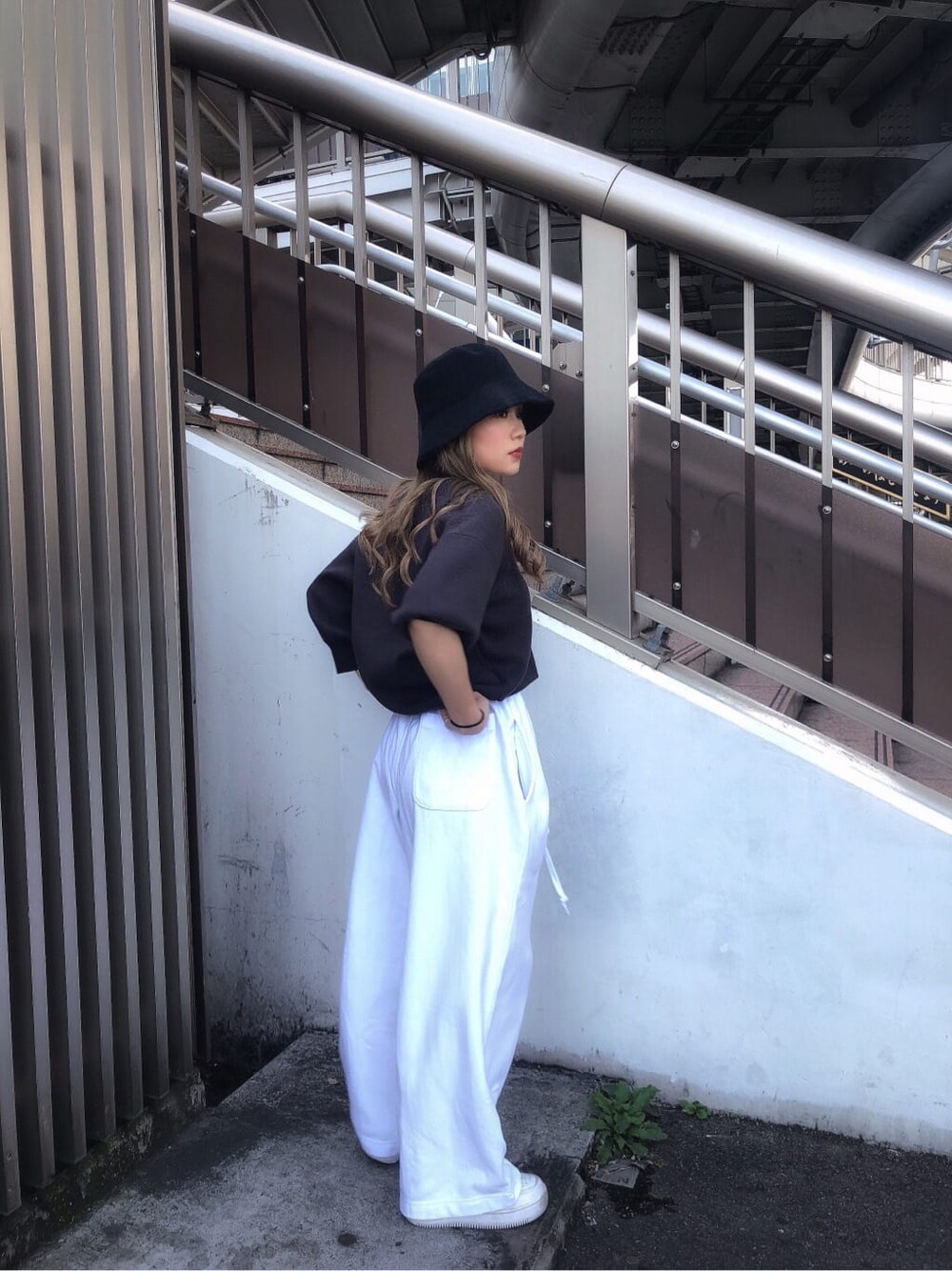 ホワイト系のスウェットパンツ、グレー系のニット/セーター、ブラック系のハットを着用したレディースの春コーディネートの5枚目の写真