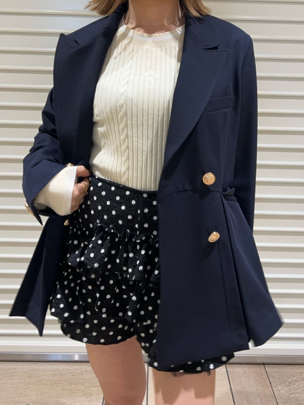 グレー系のニット/セーター、ブラック系のその他パンツ、ブルー系のノーカラージャケットを着用したレディースの冬コーディネートの6枚目の写真