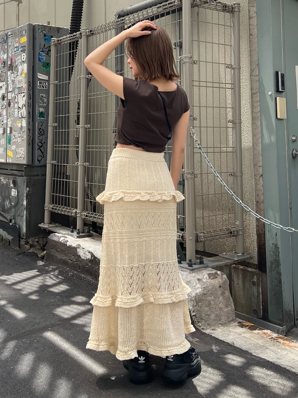 ブラウン系のTシャツ/カットソー、ホワイト系のスカートを着用したレディースの春コーディネートの3枚目の写真