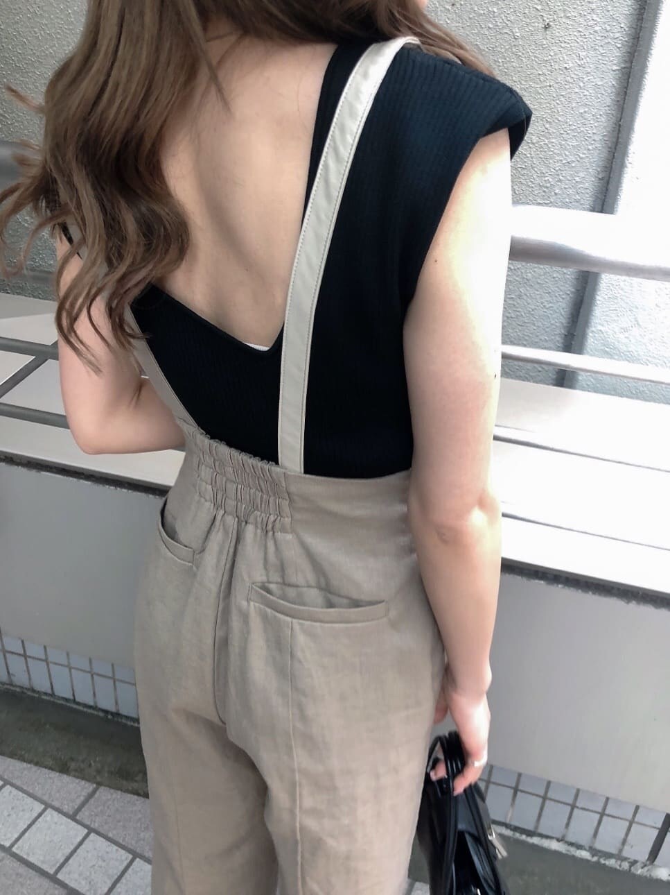 ブラック系のサンダル、ベージュ系のつなぎ/オールインワン、ブラック系のタンクトップを着用したレディースの春コーディネートの7枚目の写真