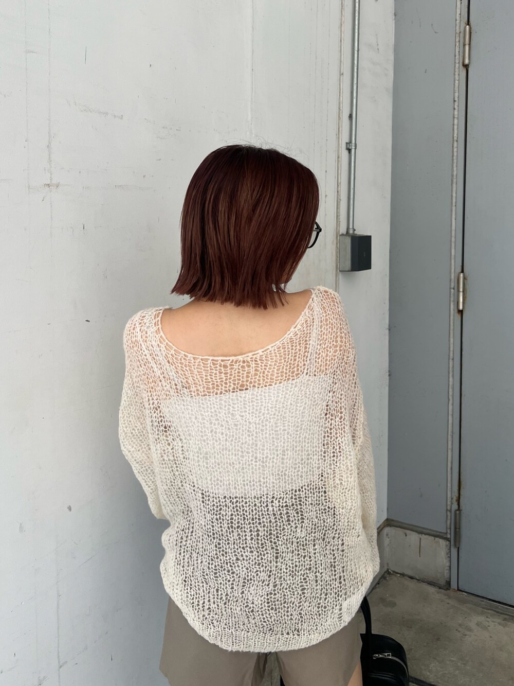 ホワイト系のニット/セーター、ベージュ系のその他パンツ、ブルー系のデニムジャケットを着用したレディースの秋コーディネートの6枚目の写真