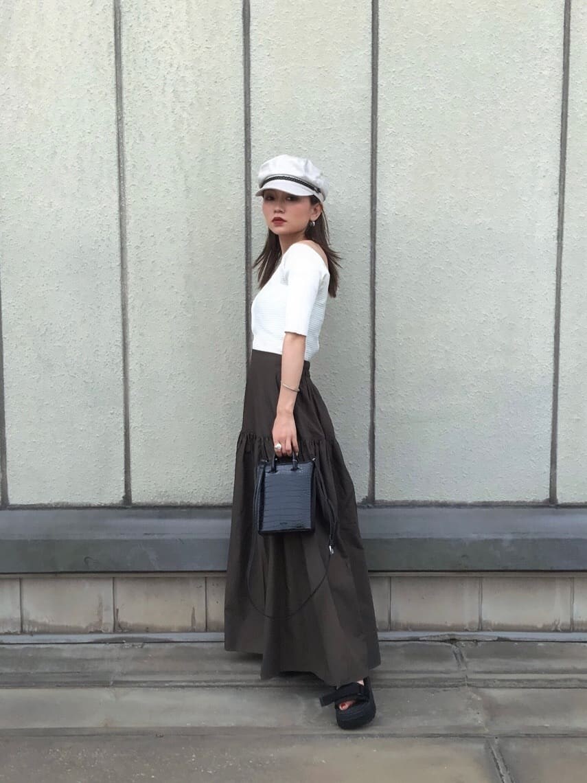 ブラック系のサンダル、ブラック系のショルダーバッグ、ホワイト系のニット/セーターを着用したレディースの夏コーディネートの9枚目の写真