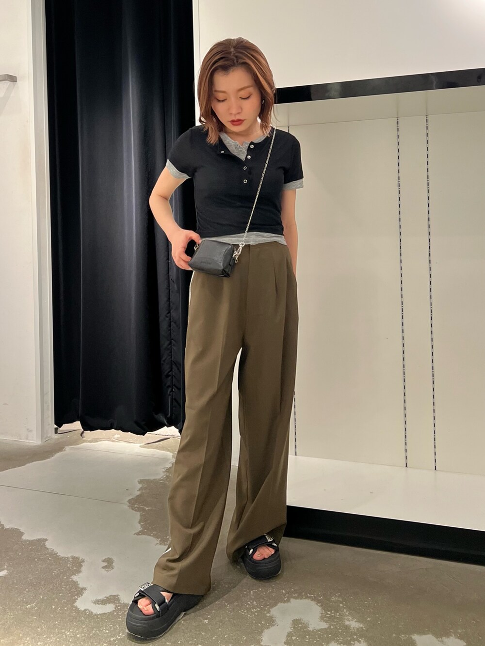 ブラック系のTシャツ/カットソー、ブラック系のサンダル、ブラック系のショルダーバッグを着用したレディースの夏コーディネートの3枚目の写真