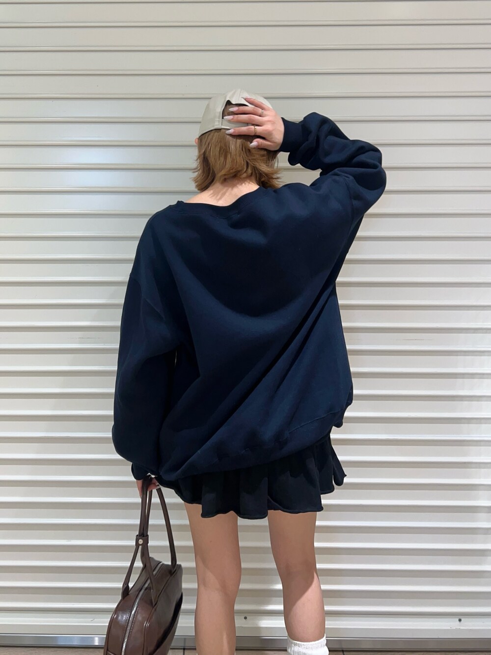 ブラウン系のボストンバッグ、ブラック系のその他パンツ、ブルー系のスウェットを着用したレディースの冬コーディネートの5枚目の写真