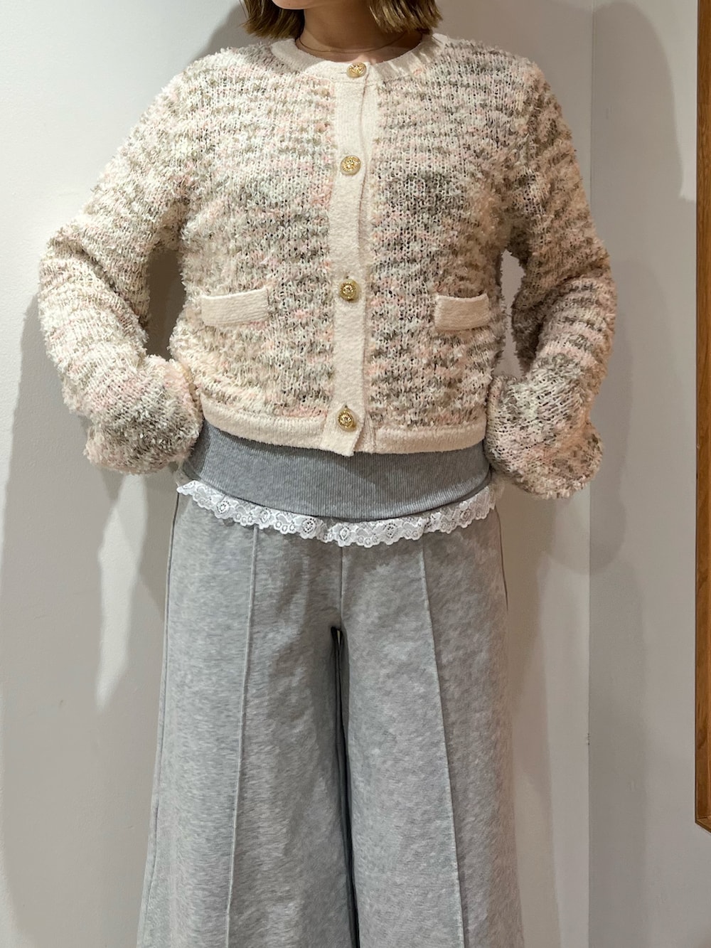 ピンク系のカーディガン/ボレロ、グレー系のその他パンツを着用したレディースの冬コーディネートの5枚目の写真
