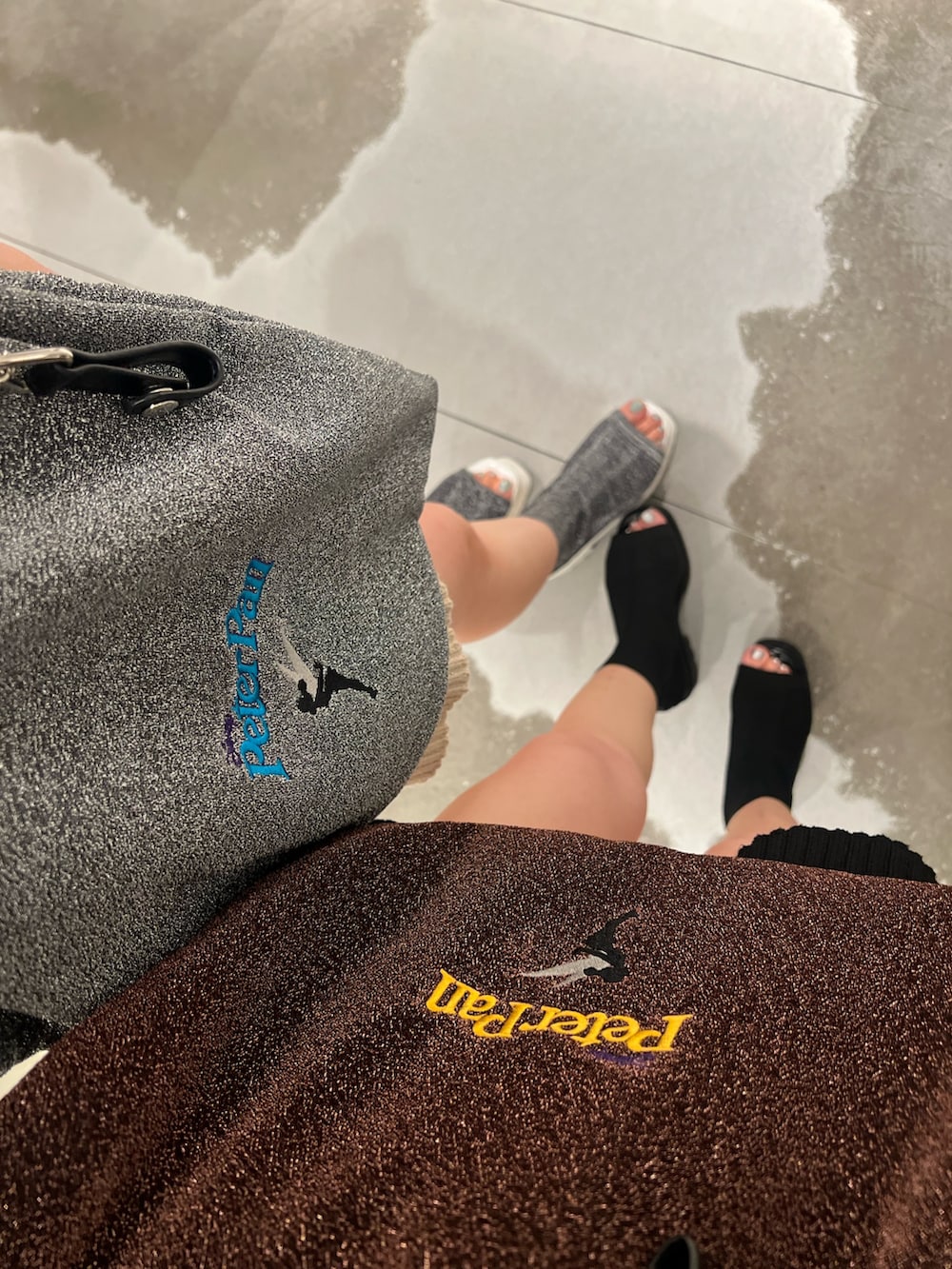 ブラック系のTシャツ/カットソー、ブラウン系のトートバッグ、ブラック系のその他パンツを着用したレディースの夏コーディネートの8枚目の写真