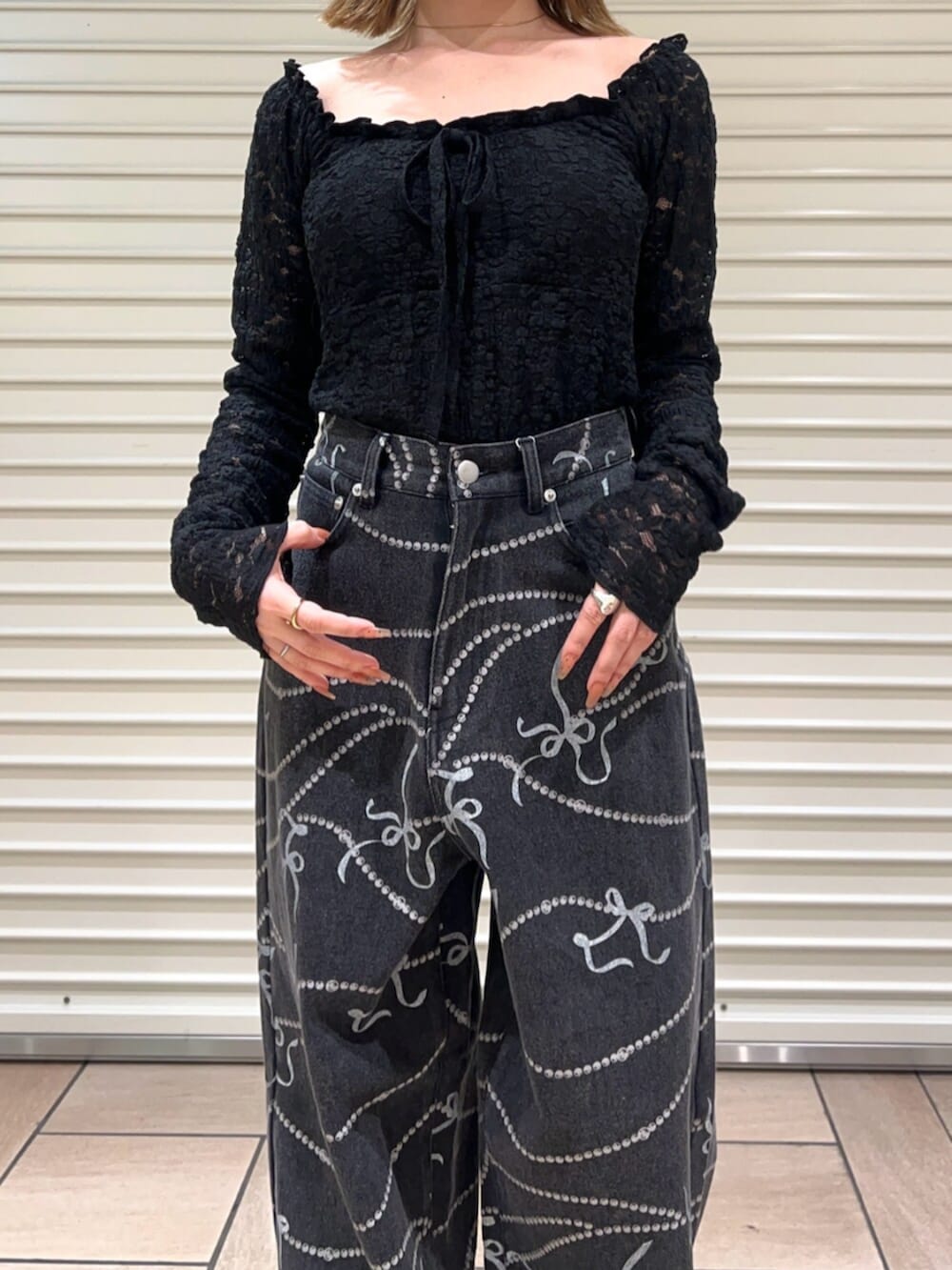 ブラック系のTシャツ/カットソー、ブラック系のデニムパンツを着用したレディースの春コーディネートの7枚目の写真