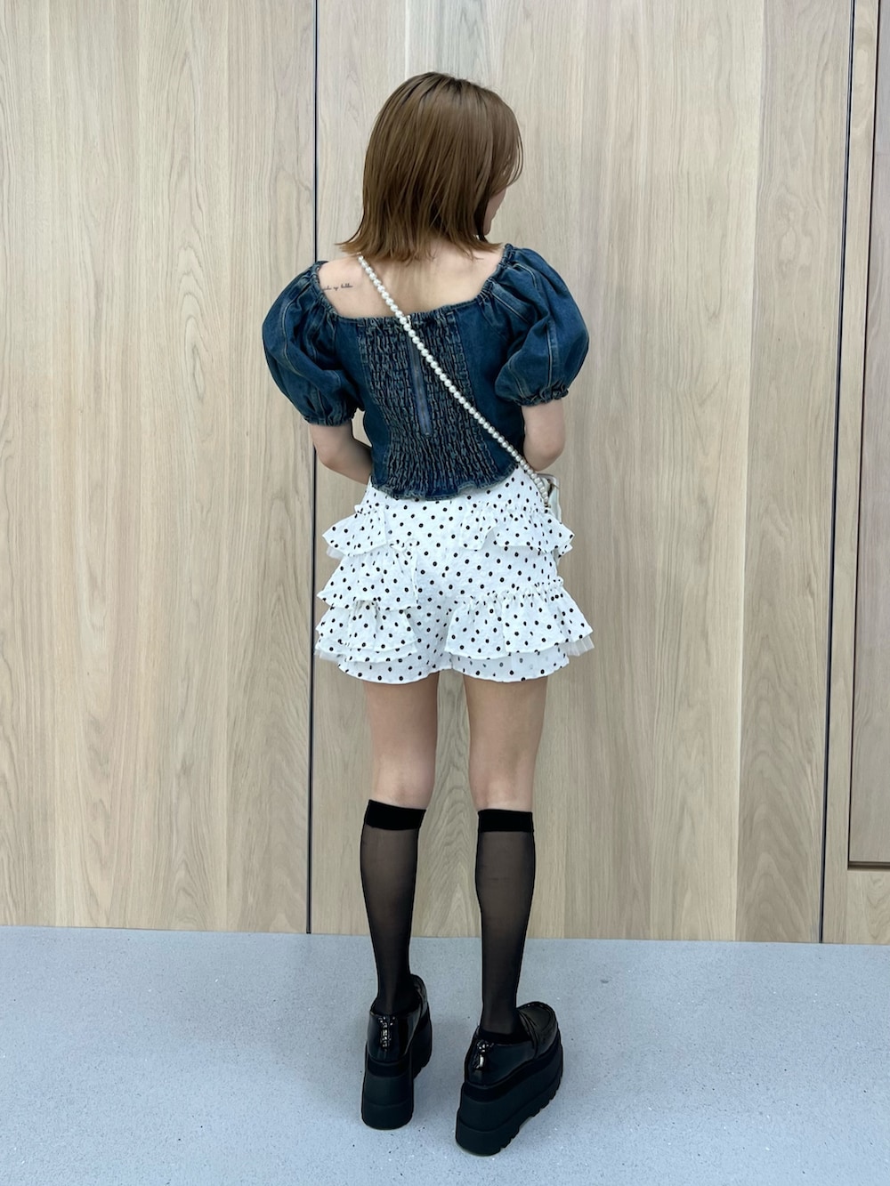 ブルー系のシャツ/ブラウス、ホワイト系のその他パンツを着用したレディースの春コーディネートの3枚目の写真