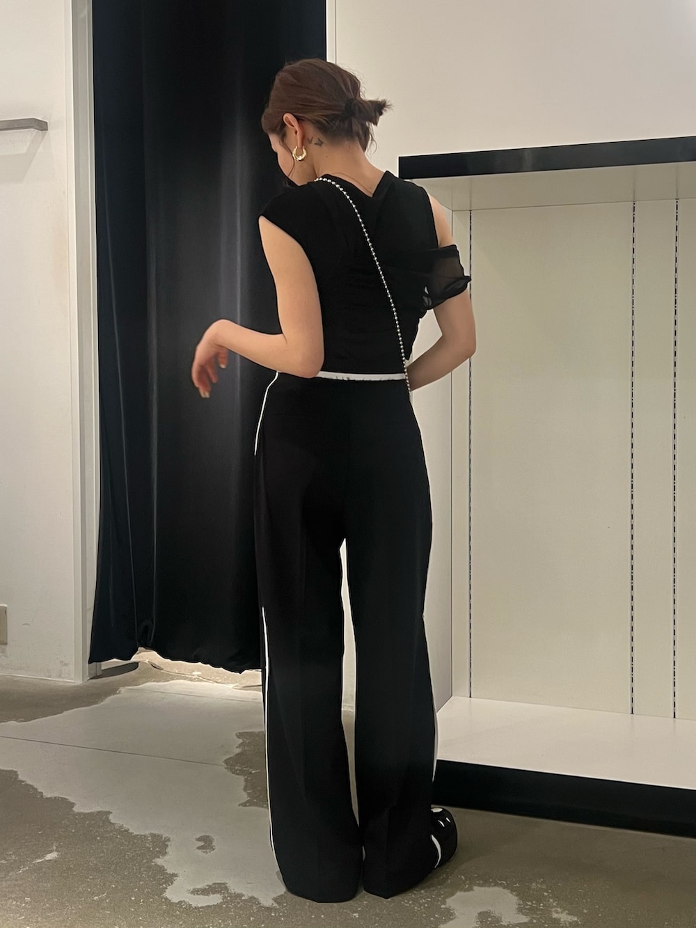 ブラック系のその他パンツ、ブラック系のサンダル、ブラック系のショルダーバッグを着用したレディースの夏コーディネートの3枚目の写真