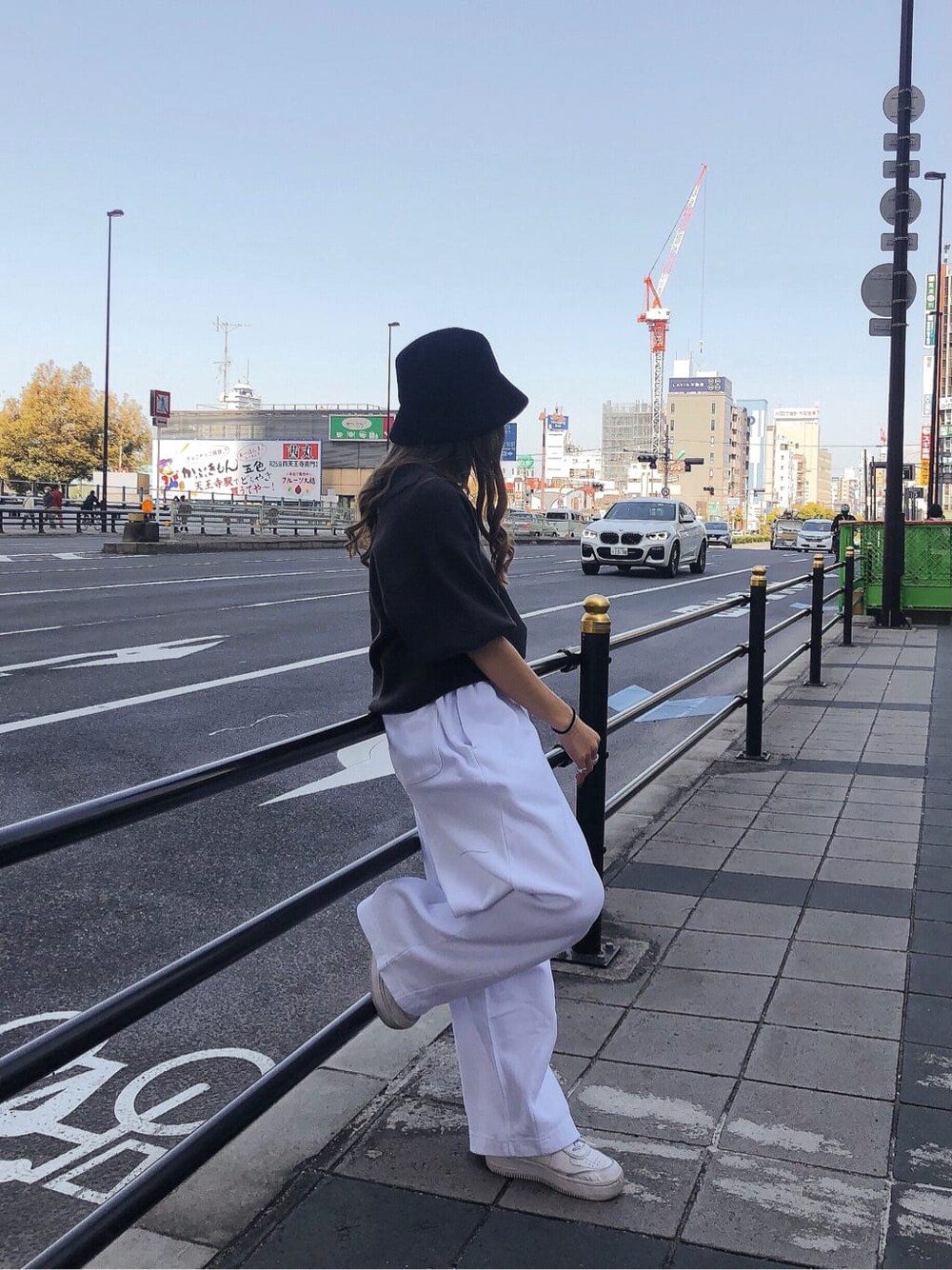 ホワイト系のスウェットパンツ、グレー系のニット/セーター、ブラック系のハットを着用したレディースの春コーディネートの3枚目の写真