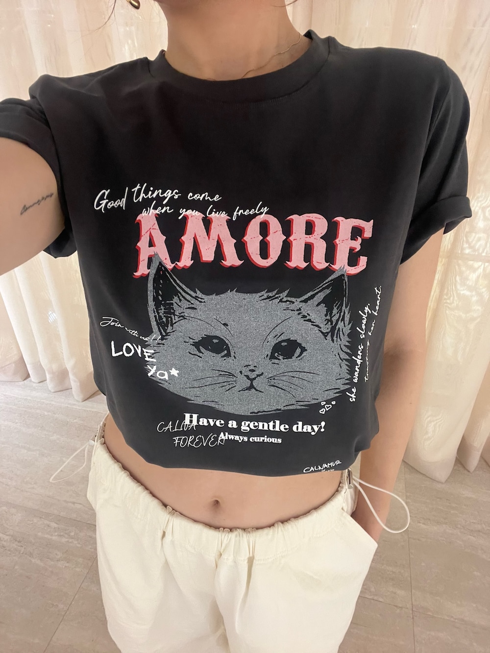 ホワイト系のその他パンツ、ブラック系のTシャツ/カットソーを着用したレディースの夏コーディネートの5枚目の写真
