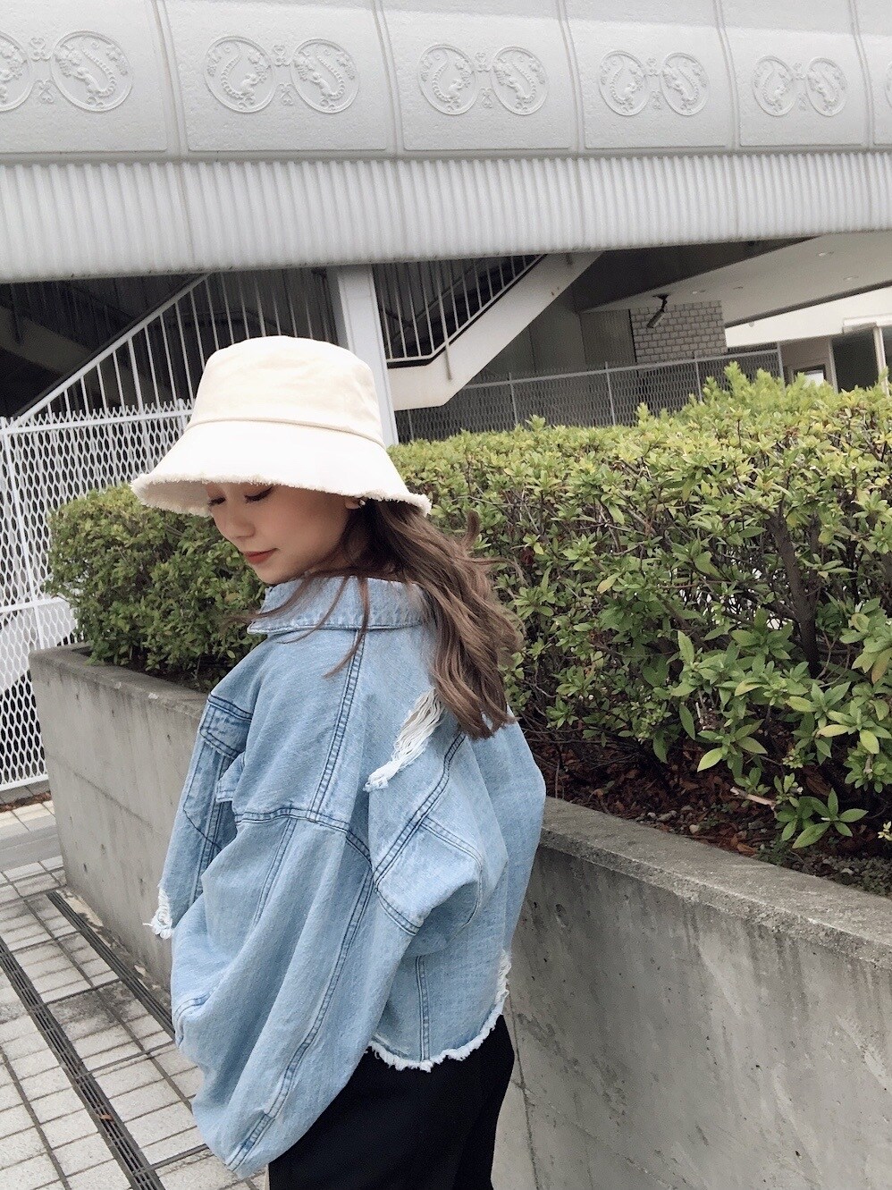 ブラック系のその他パンツ、ホワイト系のショルダーバッグ、ホワイト系のニット/セーターを着用したレディースの春コーディネートの4枚目の写真