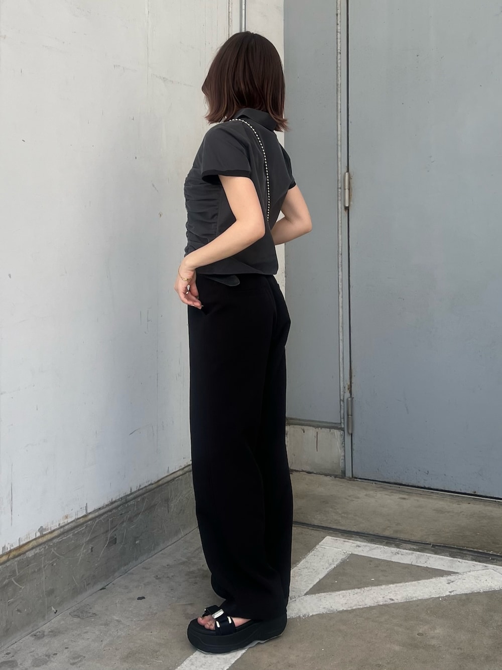 ブラック系のサンダル、ブラック系のシャツ/ブラウス、シルバー系のショルダーバッグを着用したレディースの春コーディネートの2枚目の写真