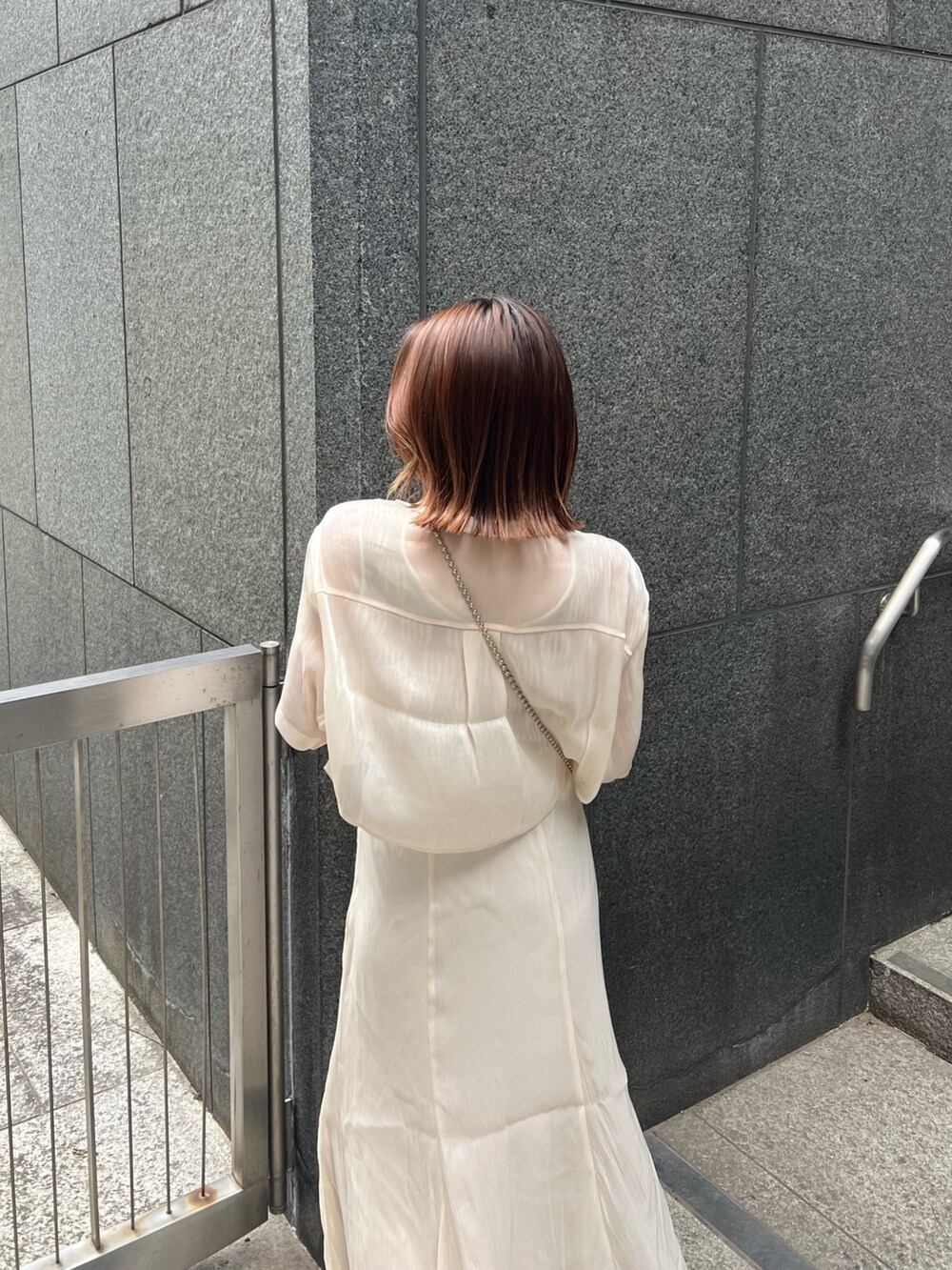 ホワイト系のシャツ/ブラウス、ホワイト系のスカート、ホワイト系のタンクトップを着用したレディースの春コーディネートの6枚目の写真