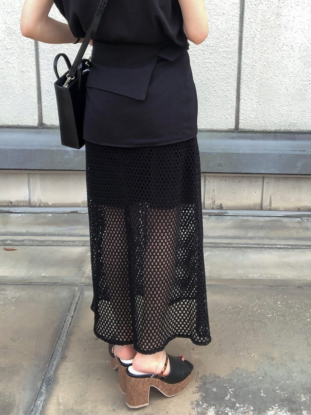 ブラック系のスカート、ブラック系のタンクトップ、ブラック系のショルダーバッグを着用したレディースの夏コーディネートの8枚目の写真
