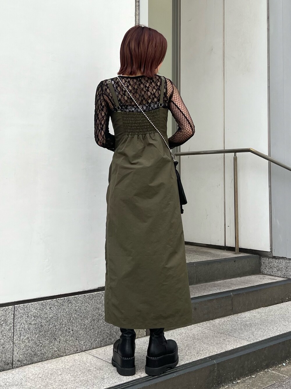 ブラック系のTシャツ/カットソー、ブラック系のブーツを着用したレディースの秋コーディネートの2枚目の写真