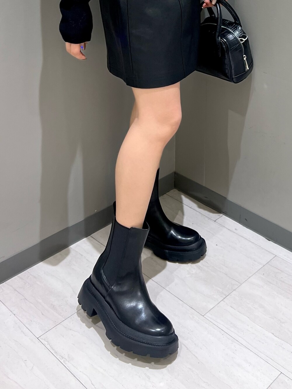 ベージュ系のニット/セーター、ブラック系のニット/セーター、ブラック系のブーツを着用したレディースの冬コーディネートの8枚目の写真