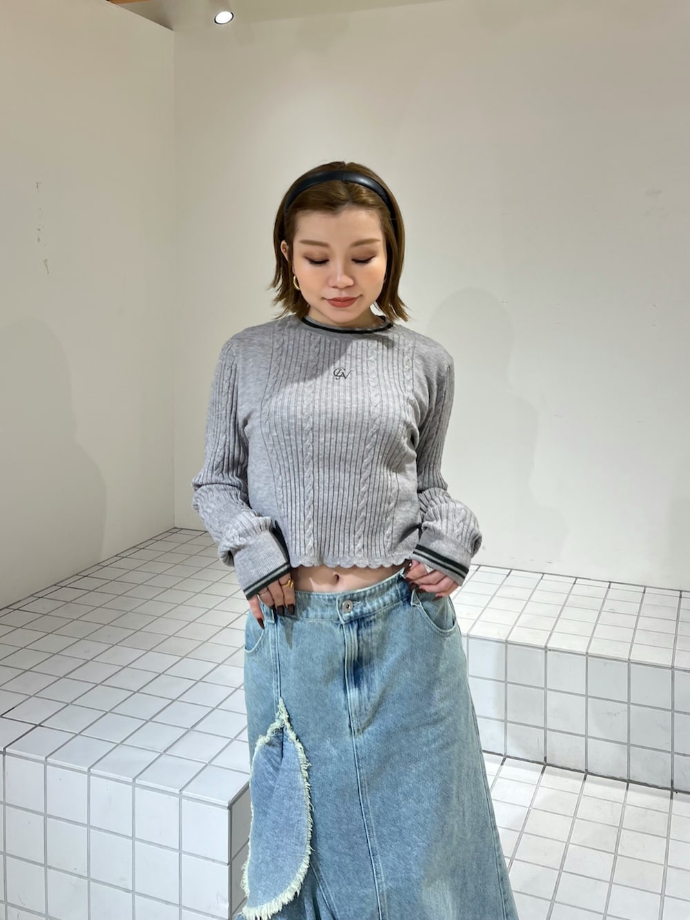 グレー系のニット/セーター、ブルー系のスカートを着用したレディースの冬コーディネートの4枚目の写真