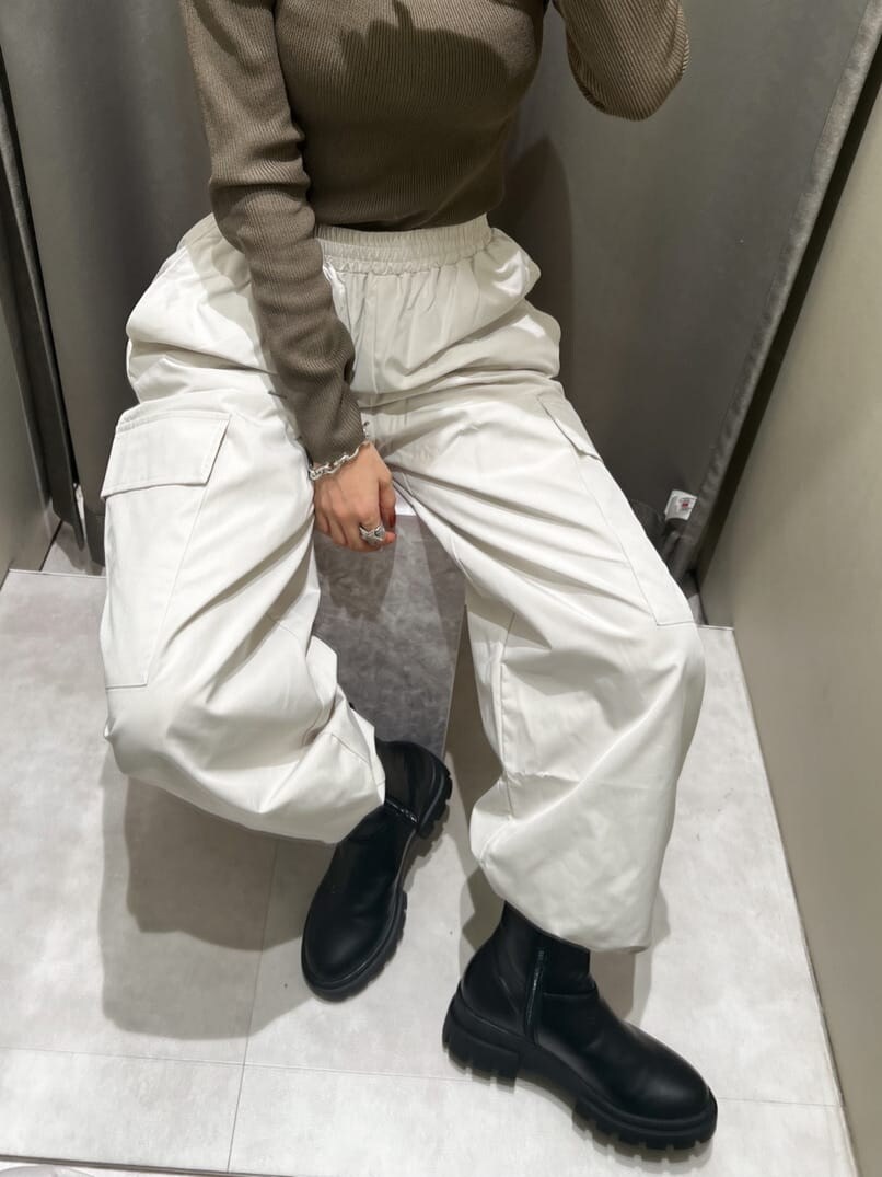 ブラック系のブーツ、ブラウン系のニット/セーター、ホワイト系のカーゴパンツを着用したレディースの秋コーディネートの4枚目の写真