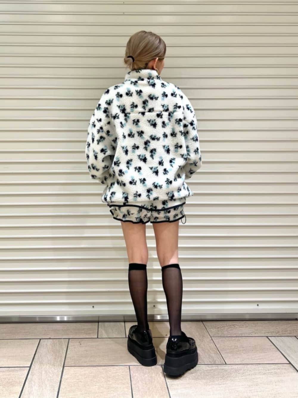 ブルー系のブルゾン、ブルー系のその他パンツを着用したレディースの夏コーディネートの3枚目の写真