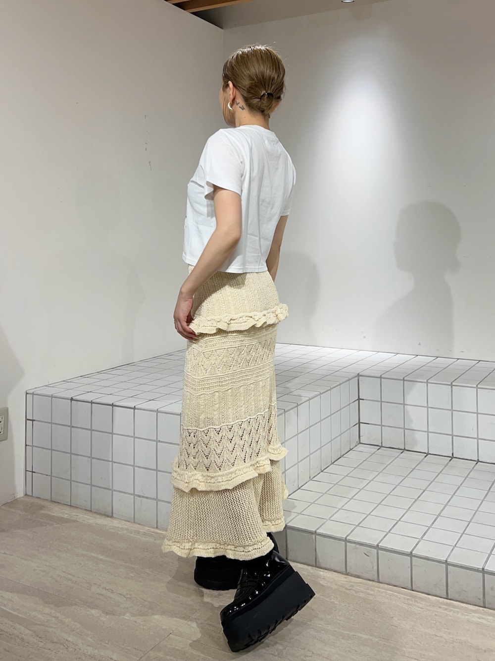 ホワイト系のスカート、ホワイト系のTシャツ/カットソーを着用したレディースの夏コーディネートの2枚目の写真
