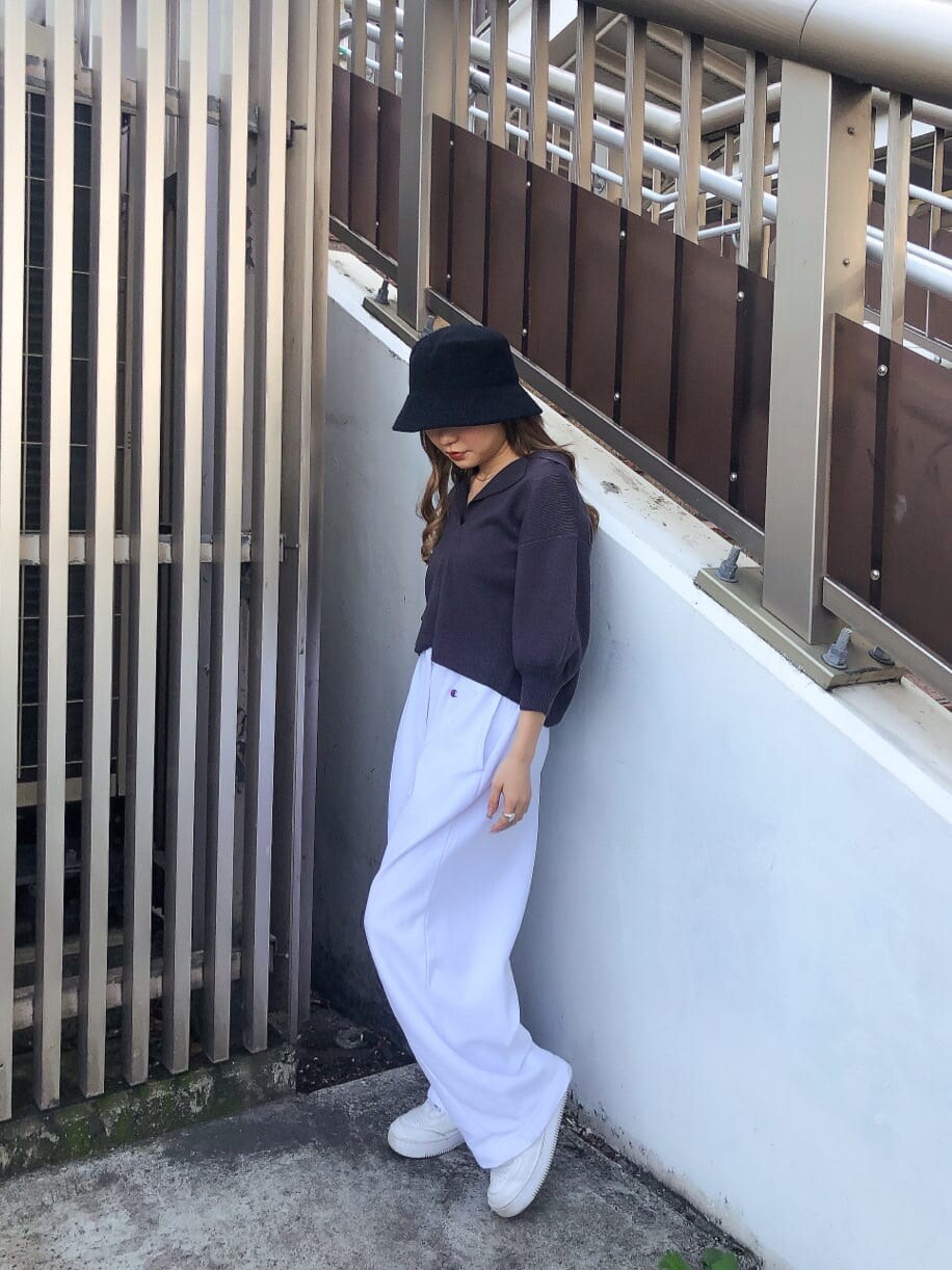 ホワイト系のスウェットパンツ、グレー系のニット/セーター、ブラック系のハットを着用したレディースの春コーディネートの4枚目の写真