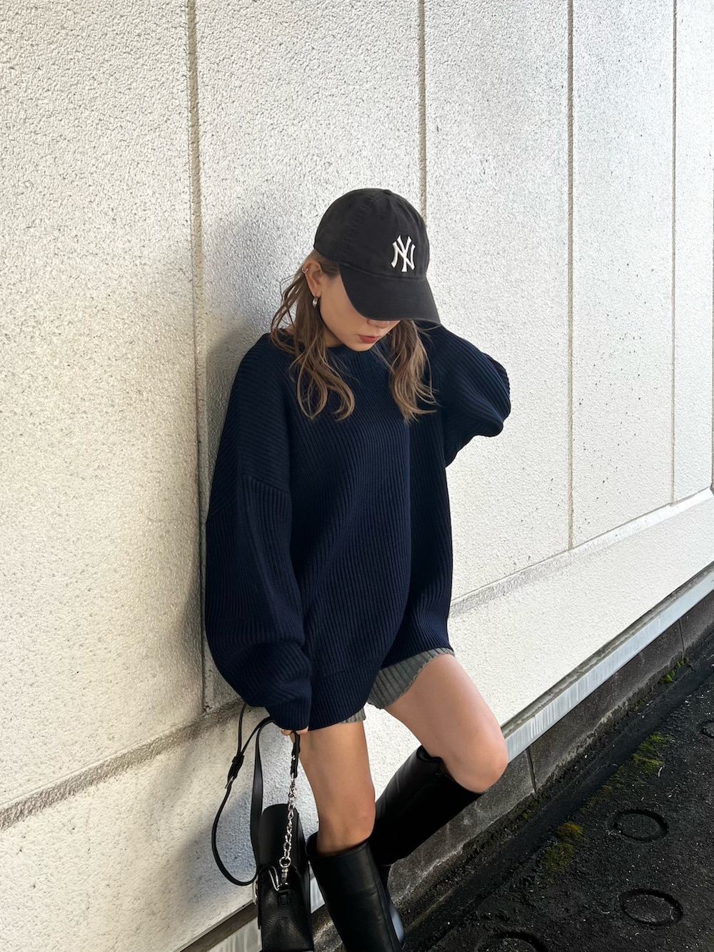 ブルー系のニット/セーター、グレー系のスウェットパンツ、ブラック系のブーツを着用したレディースの冬コーディネートの5枚目の写真