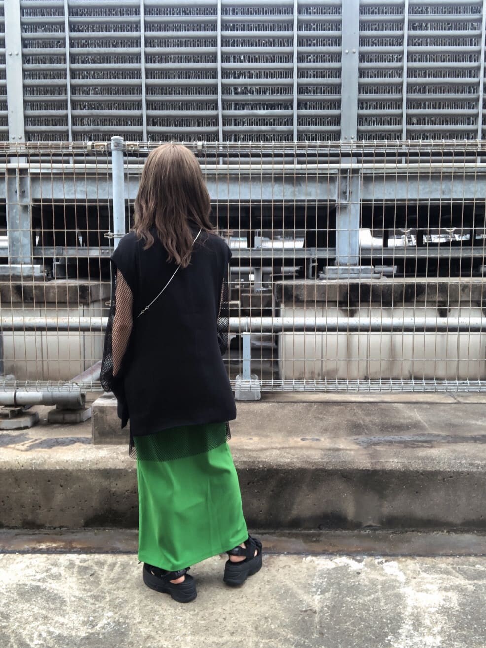 ブラック系のベスト、ホワイト系のショルダーバッグ、ブラック系のTシャツ/カットソーを着用したレディースの夏コーディネートの3枚目の写真