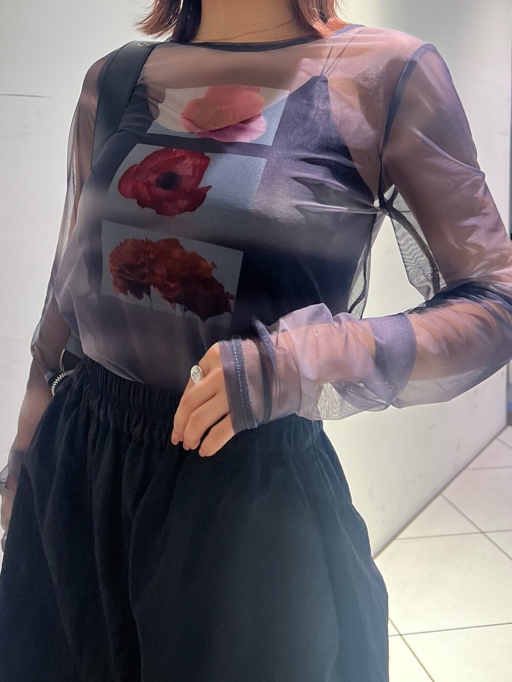 ブラック系のTシャツ/カットソー、ブラック系のスカート、ブラック系のブーツを着用したレディースの春コーディネートの7枚目の写真
