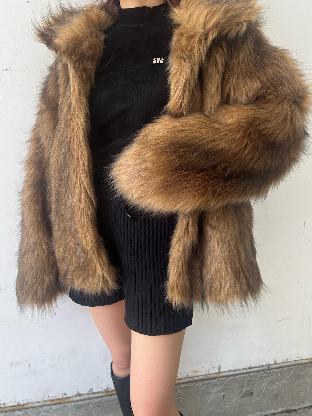 ブラウン系のその他アウター、ブラック系のTシャツ/カットソー、ブラック系のその他パンツを着用したレディースの秋コーディネートの8枚目の写真