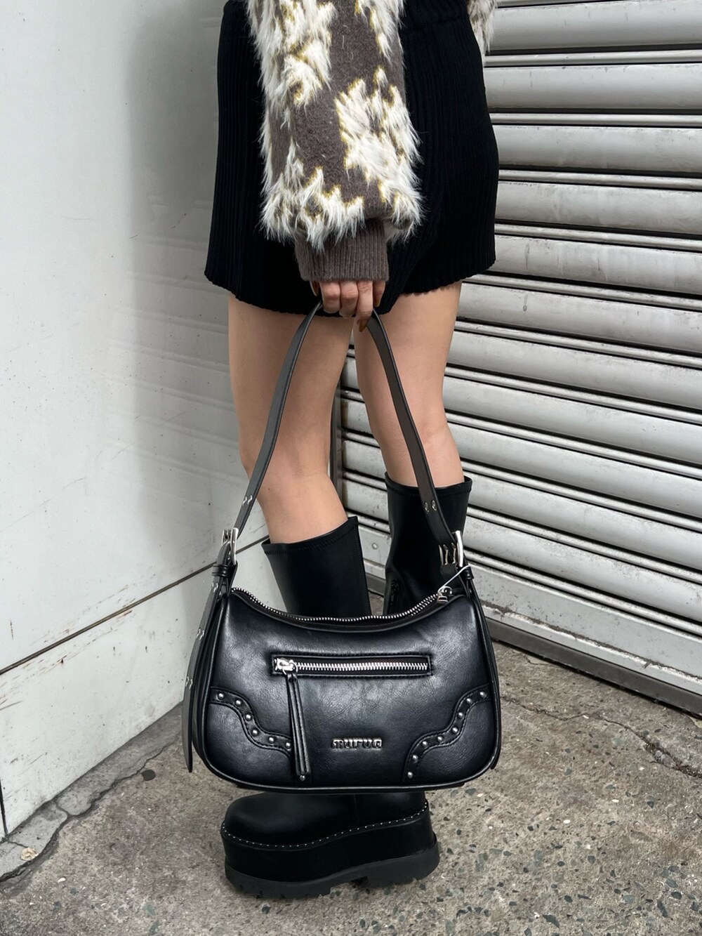 ブラウン系のニット/セーター、ブラック系のハンドバッグ、ブラック系のその他パンツを着用したレディースの秋コーディネートの8枚目の写真