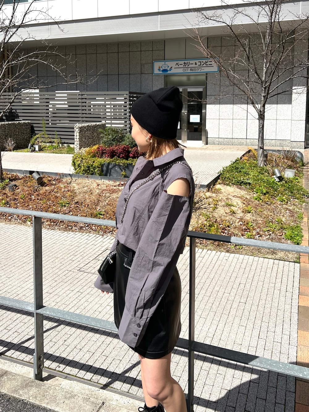 ブラック系のブーツ、ブラック系のスカート、グレー系のシャツ/ブラウスを着用したレディースの春コーディネートの5枚目の写真