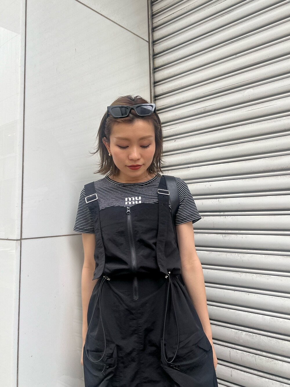 ブラック系のワンピース、その他のTシャツ/カットソー、ブラック系のショルダーバッグを着用したレディースの春コーディネートの5枚目の写真