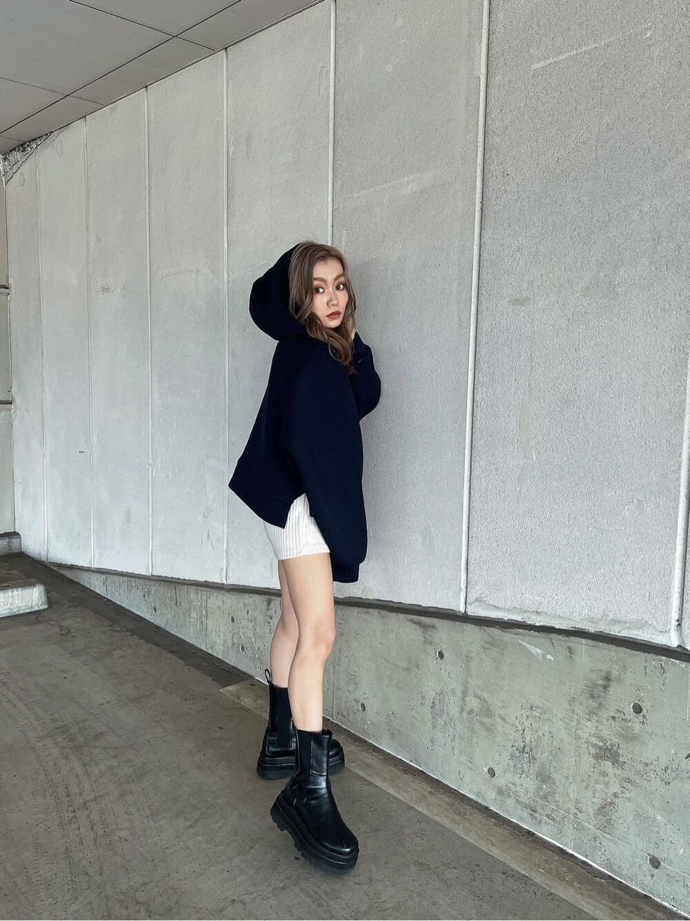 ブルー系のパーカーを着用したレディースの秋コーディネートの4枚目の写真