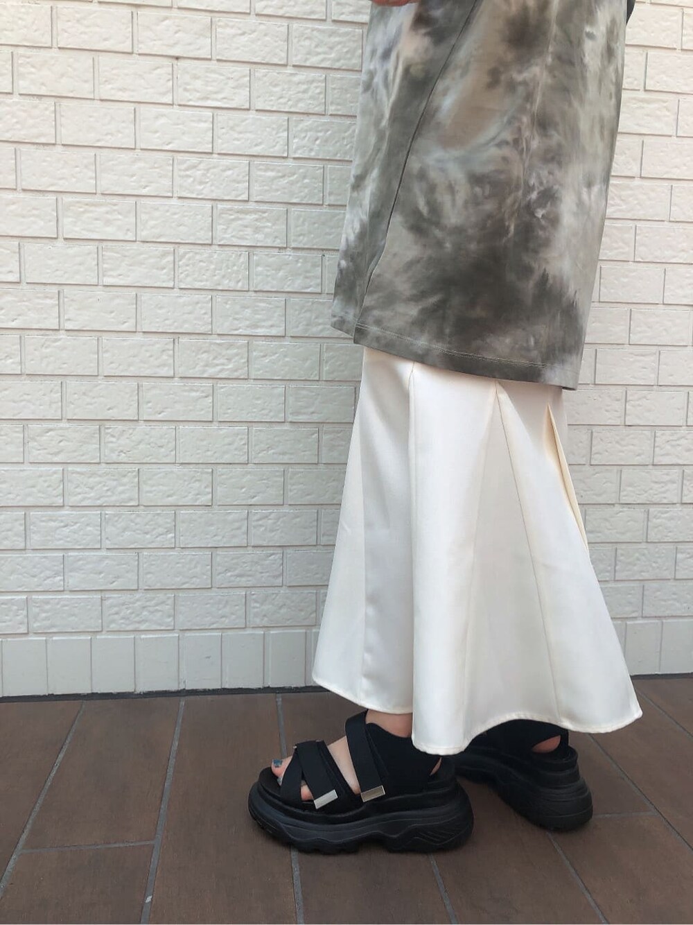 ブラック系のサンダル、ホワイト系のスカート、その他のTシャツ/カットソーを着用したレディースの春コーディネートの8枚目の写真
