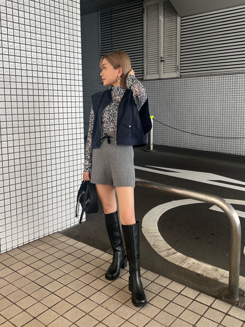 ブラック系のブーツ、グレー系のその他パンツ、ホワイト系のTシャツ/カットソーを着用したレディースの夏コーディネートの3枚目の写真