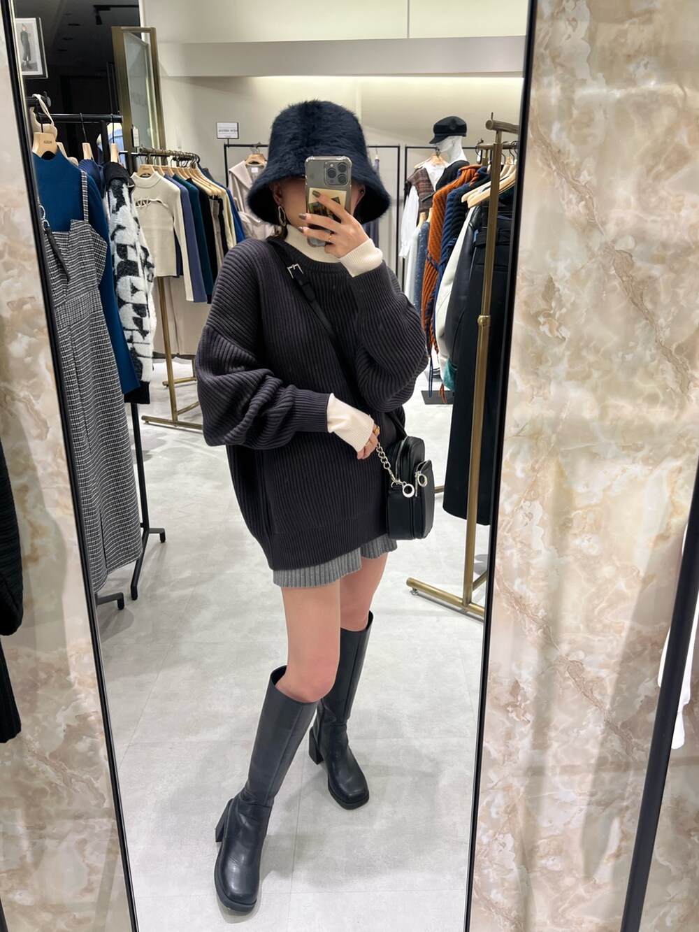 グレー系のニット/セーター、ホワイト系のニット/セーター、グレー系のその他パンツを着用したレディースの秋コーディネートの4枚目の写真