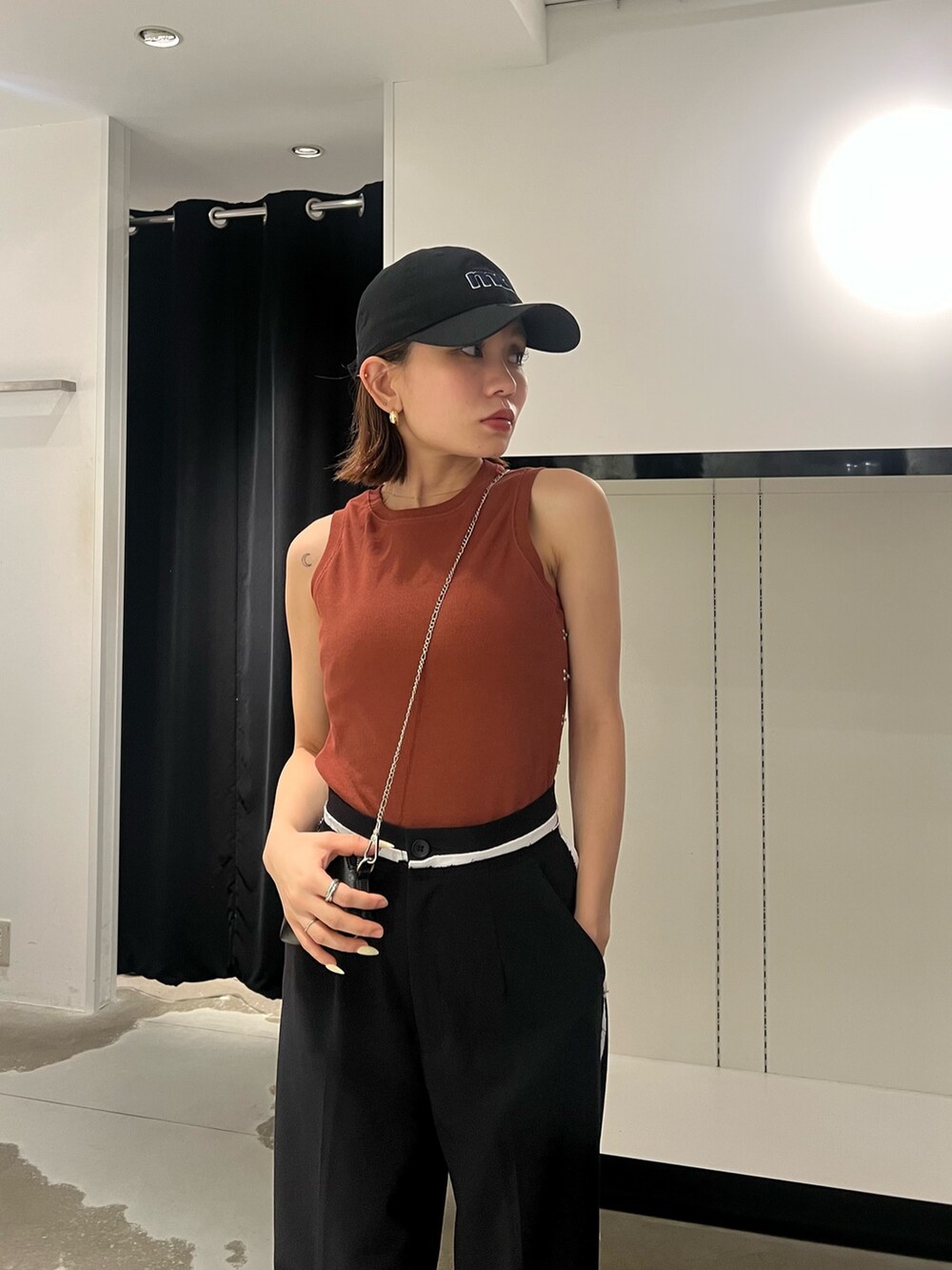 ブラック系のサンダル、ブラック系のその他パンツ、ブラック系のショルダーバッグを着用したレディースの夏コーディネートの4枚目の写真