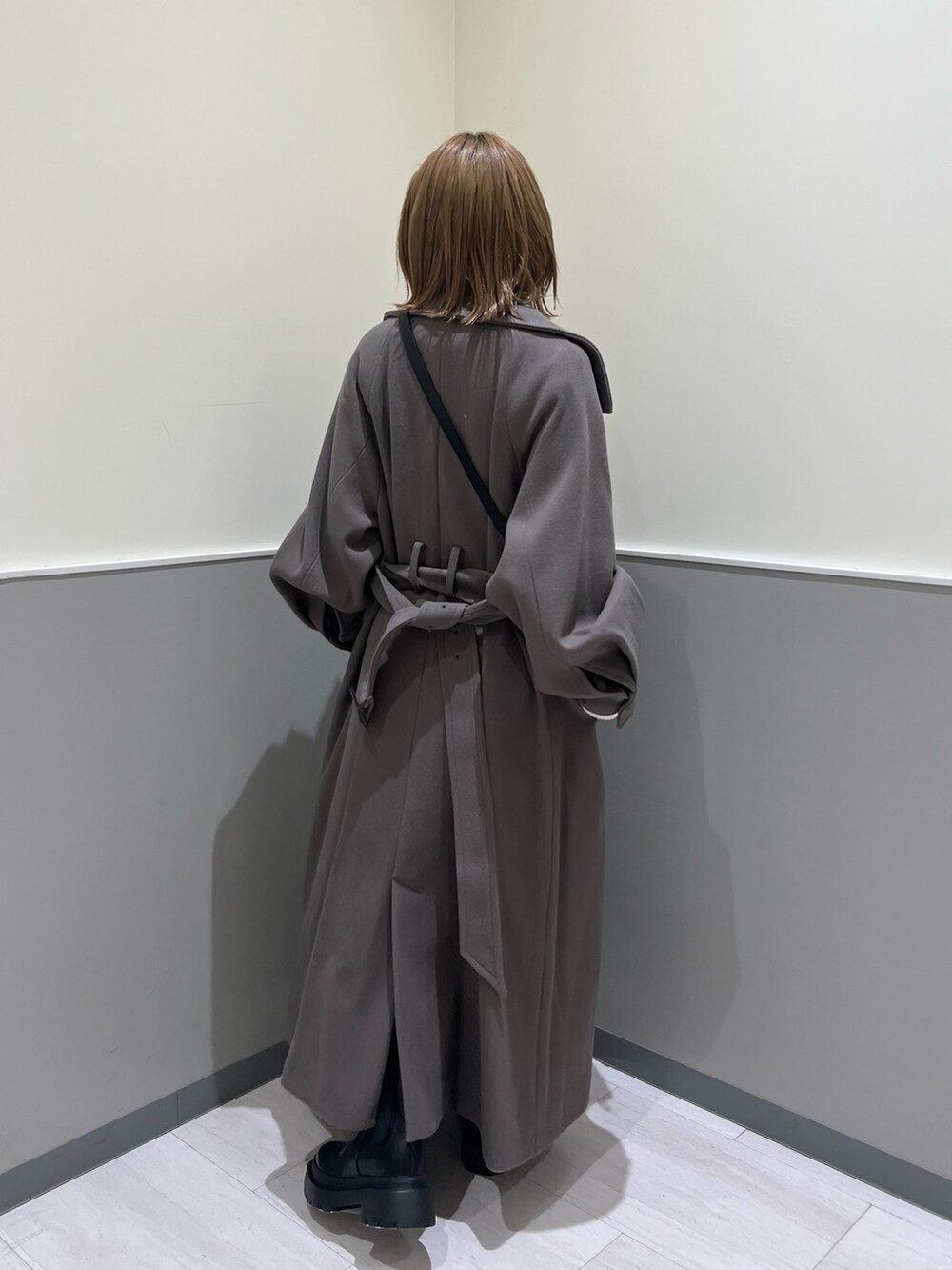 その他のニット/セーター、ブラック系のスカート、ブラウン系のステンカラーコートを着用したレディースの冬コーディネートの4枚目の写真