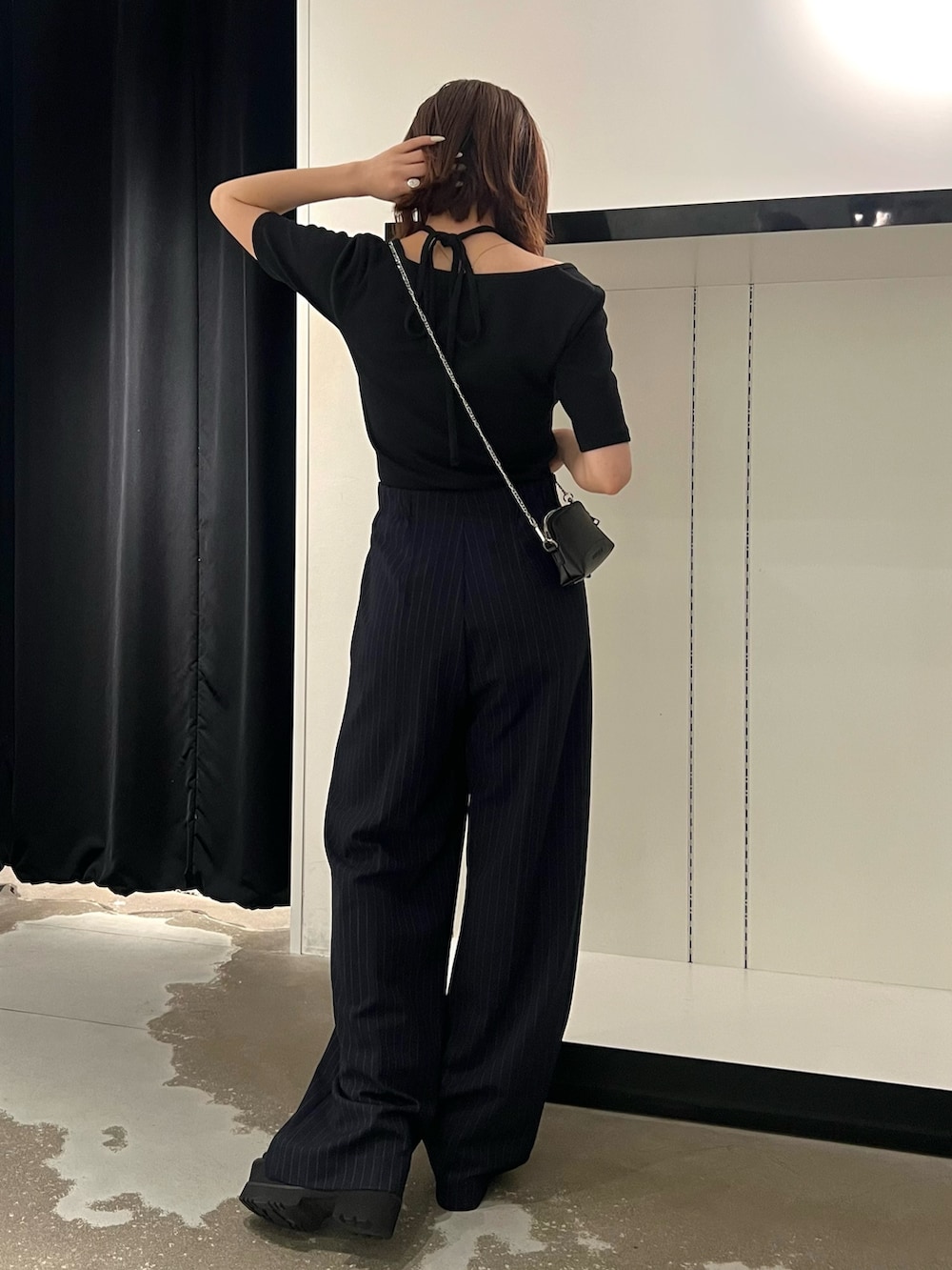 ブラック系のショルダーバッグ、ブラック系のサンダル、ブルー系のその他パンツを着用したレディースの夏コーディネートの3枚目の写真