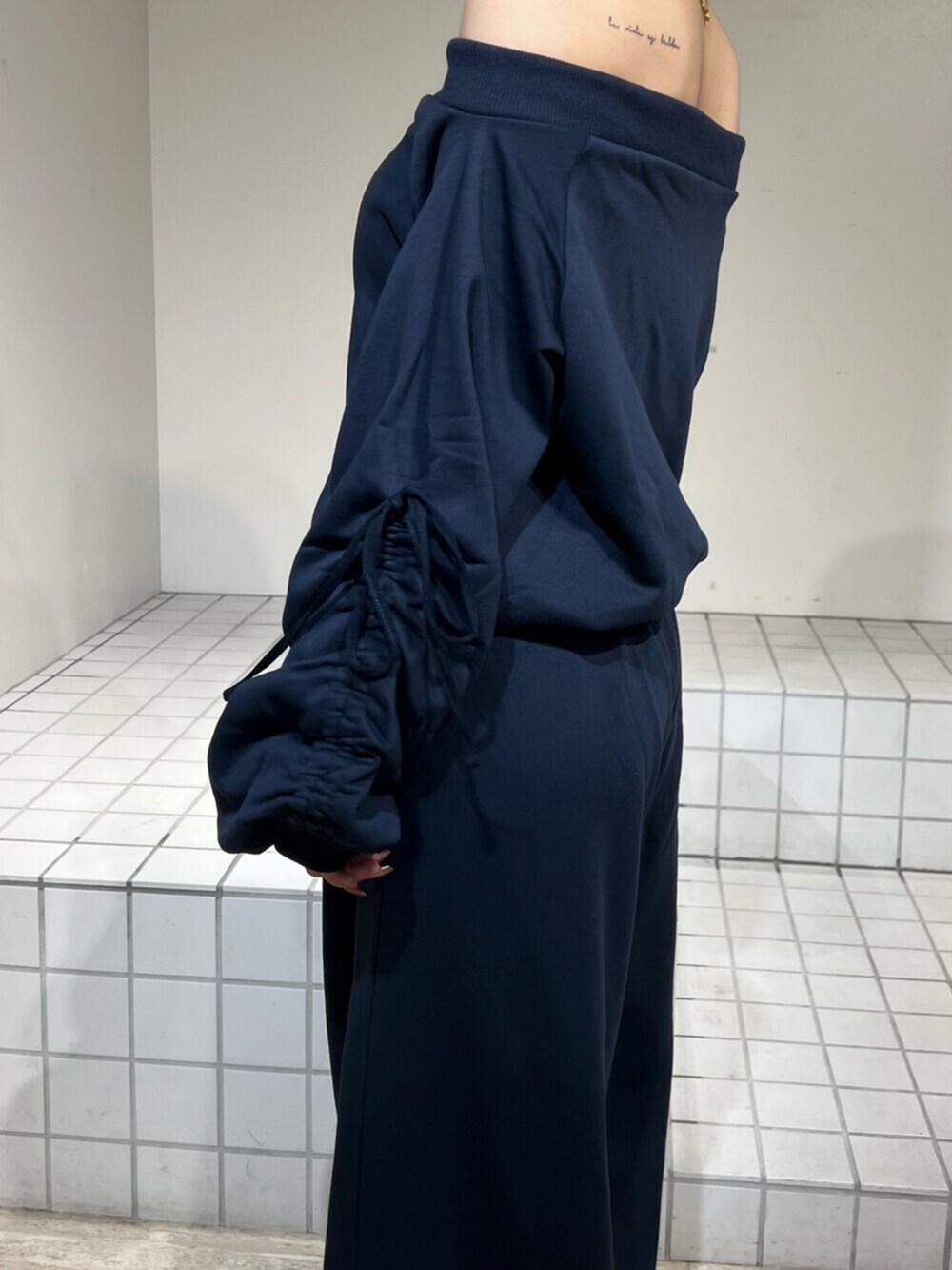 ブラック系のサンダル、ブルー系のスウェット、ブルー系のその他パンツを着用したレディースの春コーディネートの5枚目の写真