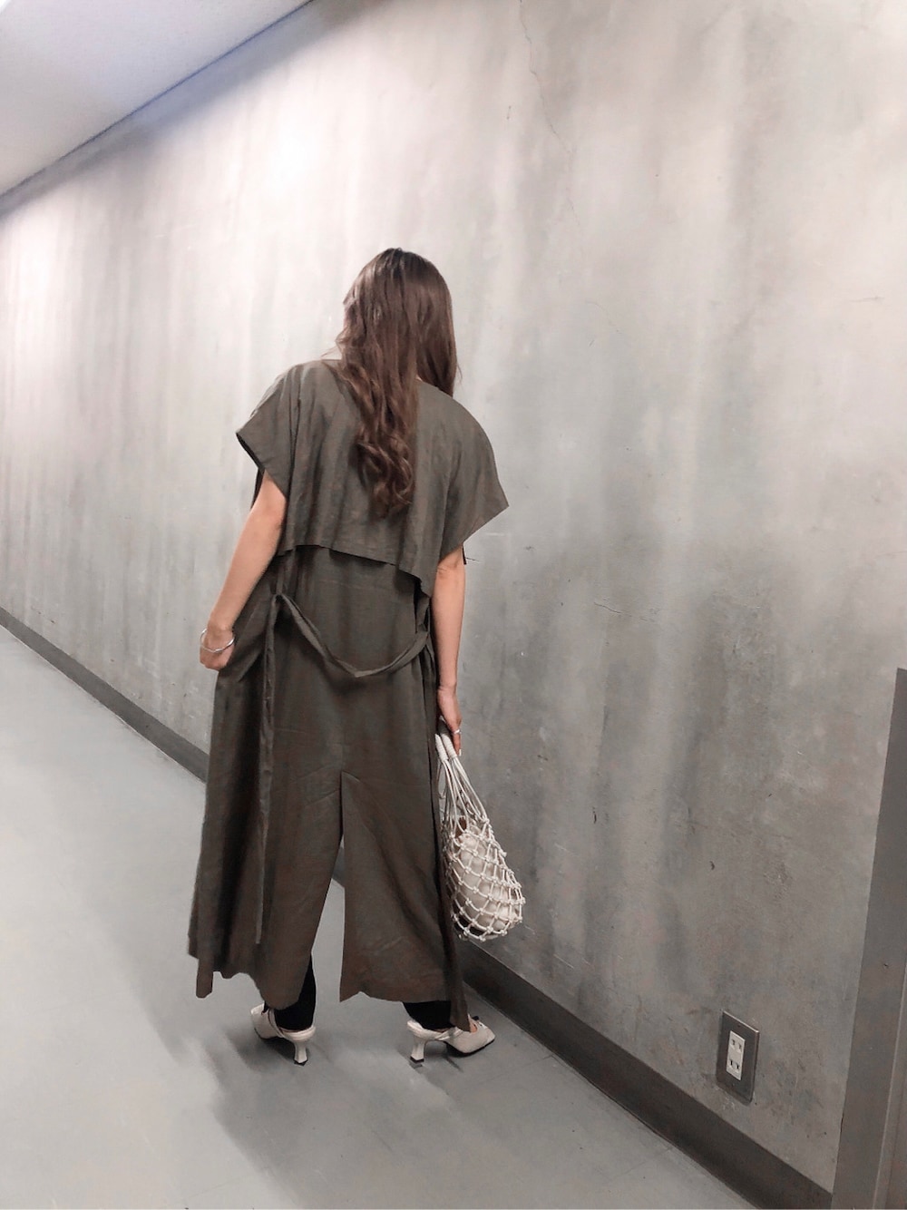 ベージュ系のベスト、ブラック系のその他パンツ、ホワイト系のニット/セーターを着用したレディースの春コーディネートの5枚目の写真