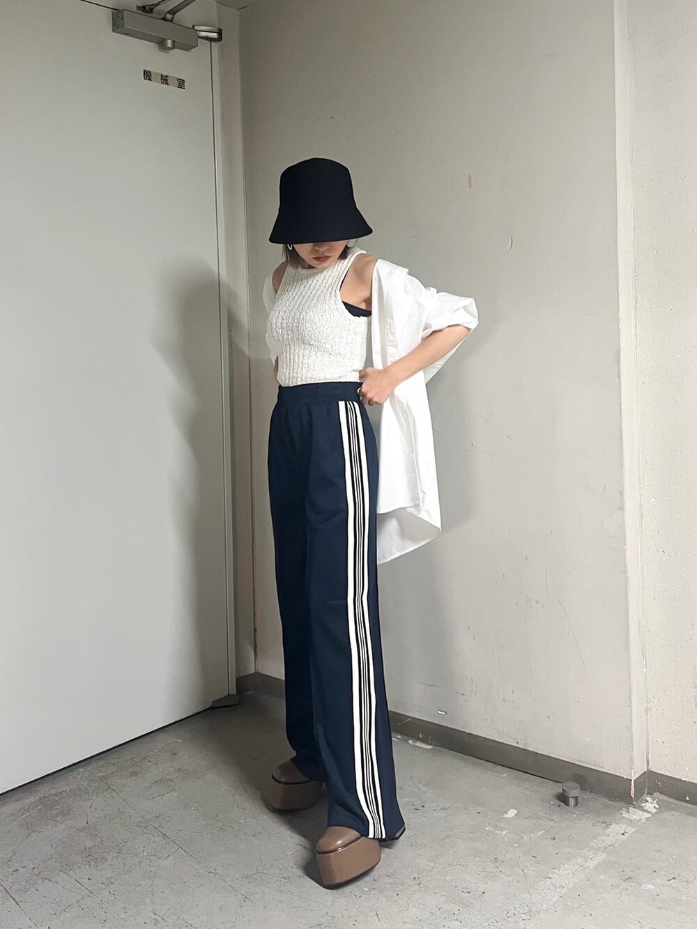 ホワイト系のタンクトップ、ホワイト系のシャツ/ブラウス、ブルー系のその他パンツを着用したレディースの夏コーディネートの2枚目の写真