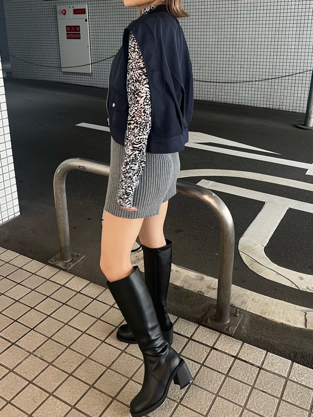 ブラック系のブーツ、グレー系のその他パンツ、ホワイト系のTシャツ/カットソーを着用したレディースの夏コーディネートの7枚目の写真