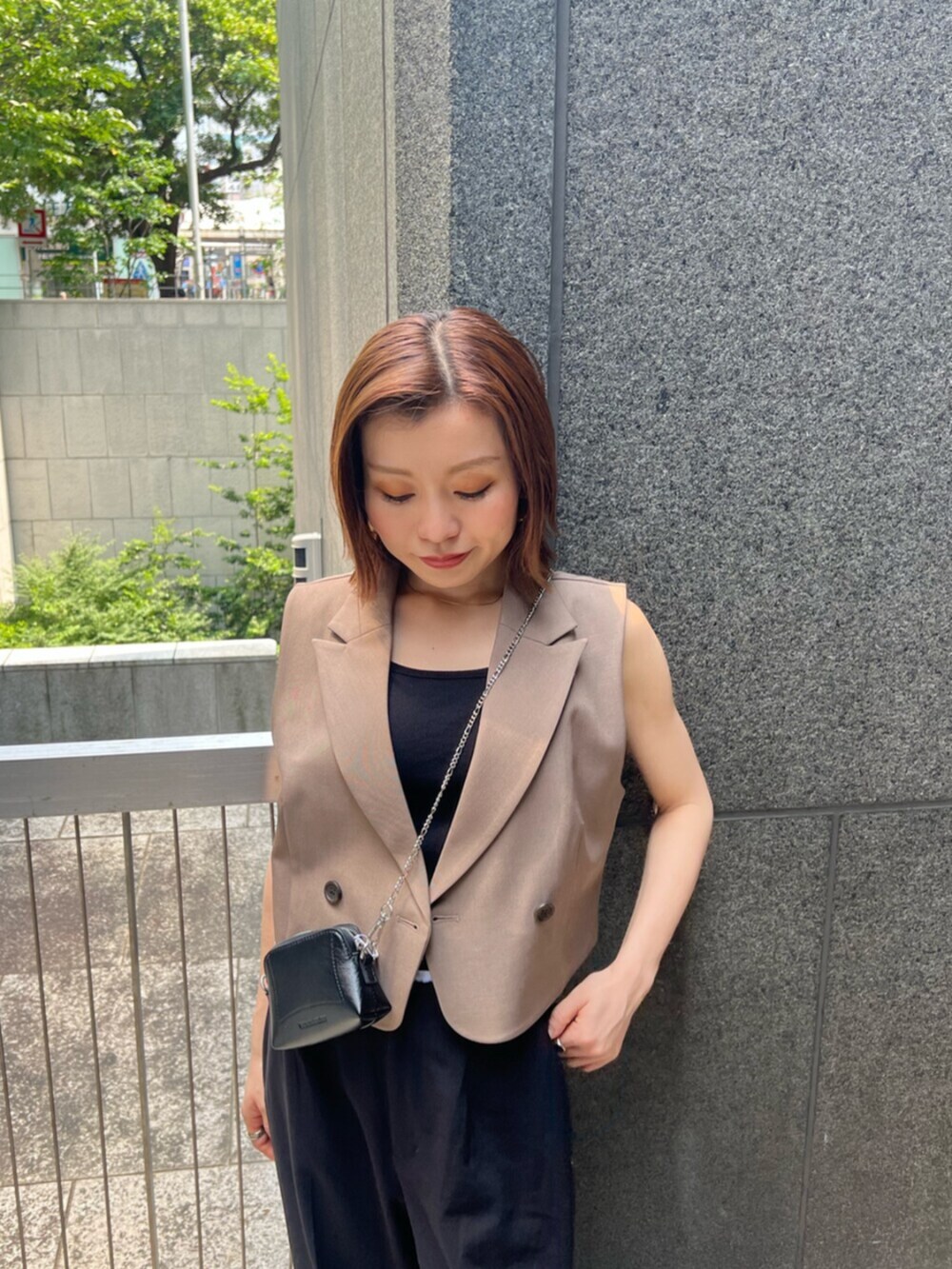 ブラック系のサンダル、ブラック系のショルダーバッグ、ブラック系のその他パンツを着用したレディースの夏コーディネートの5枚目の写真