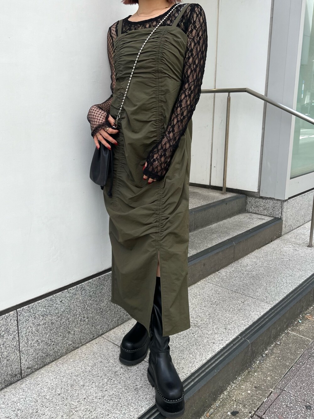 ブラック系のTシャツ/カットソー、ブラック系のブーツを着用したレディースの秋コーディネートの6枚目の写真