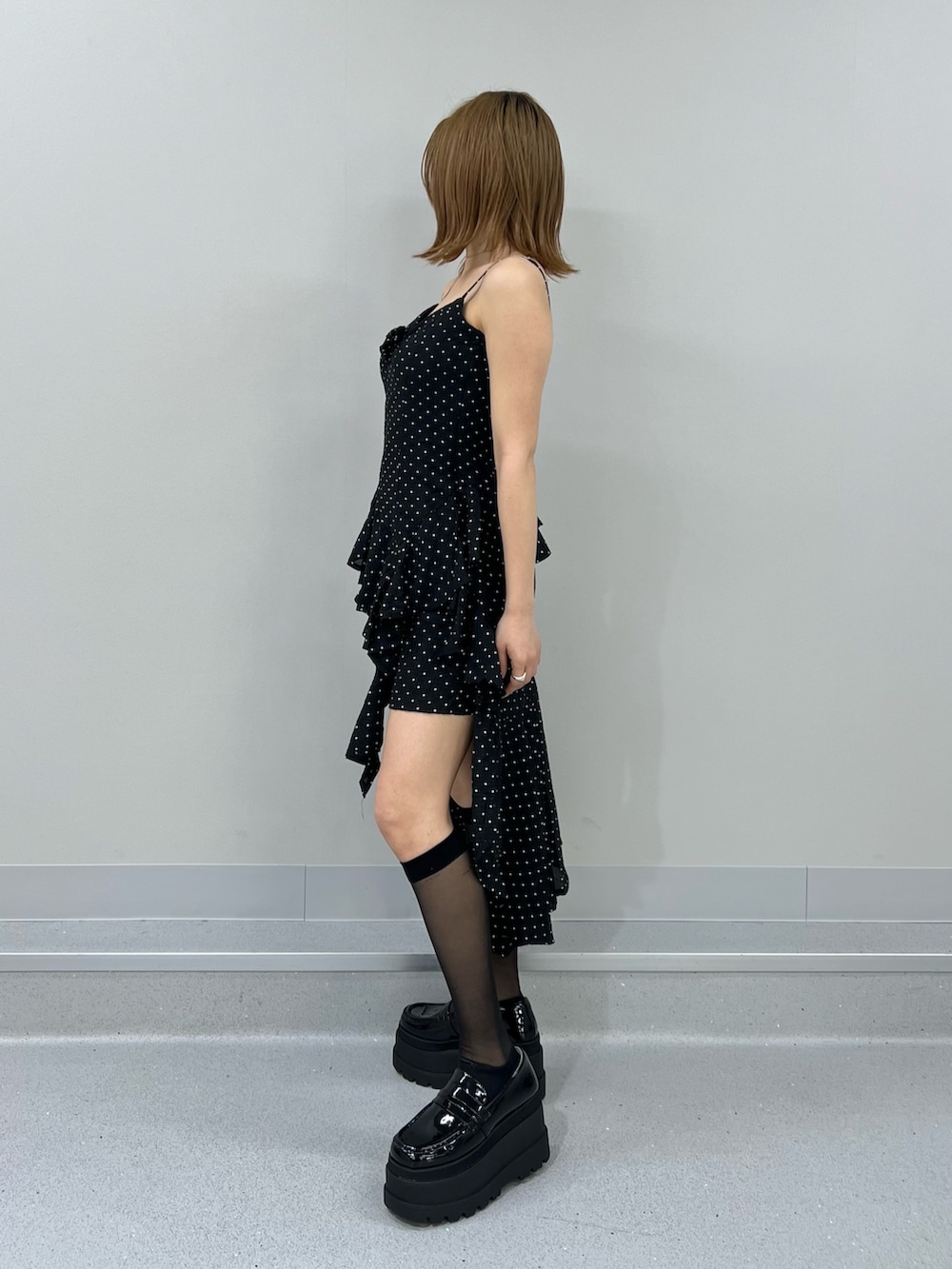 ブラック系のワンピースを着用したレディースの春コーディネートの2枚目の写真