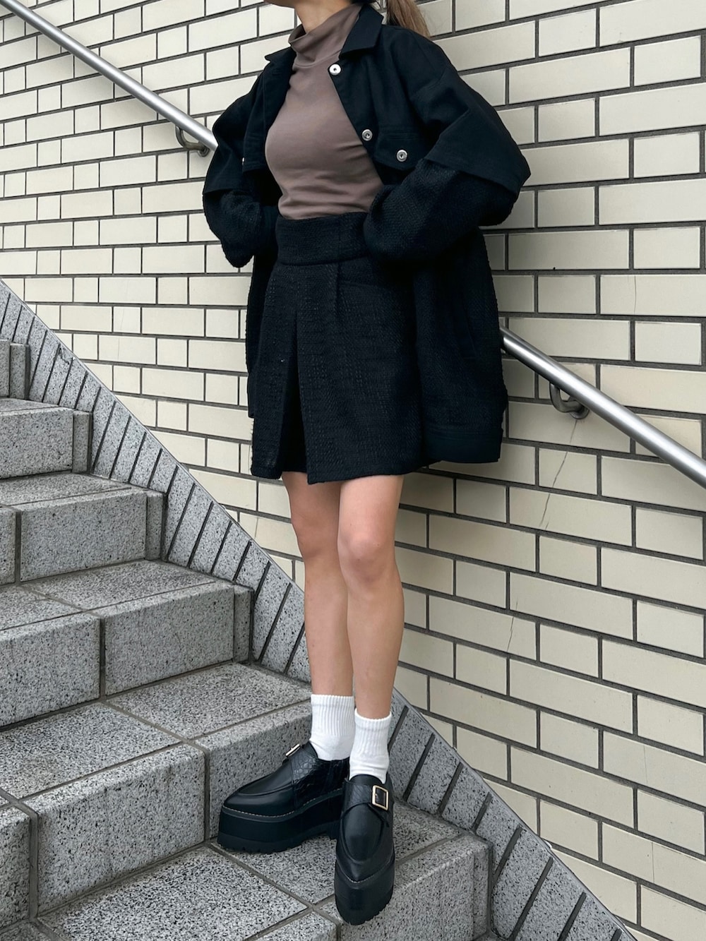 ブラック系のブルゾン、ブラック系のカーゴパンツ、ブラック系のローファーを着用したレディースの冬コーディネートの4枚目の写真