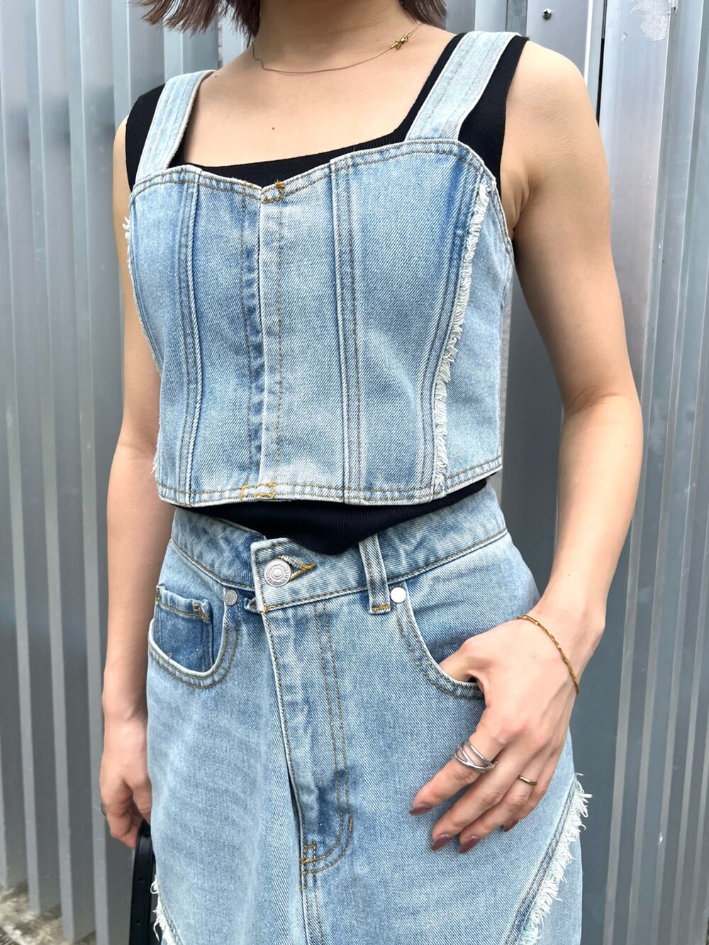 ブルー系のシャツ/ブラウス、ブルー系のデニムスカート、ブラック系のニット/セーターを着用したレディースの夏コーディネートの8枚目の写真